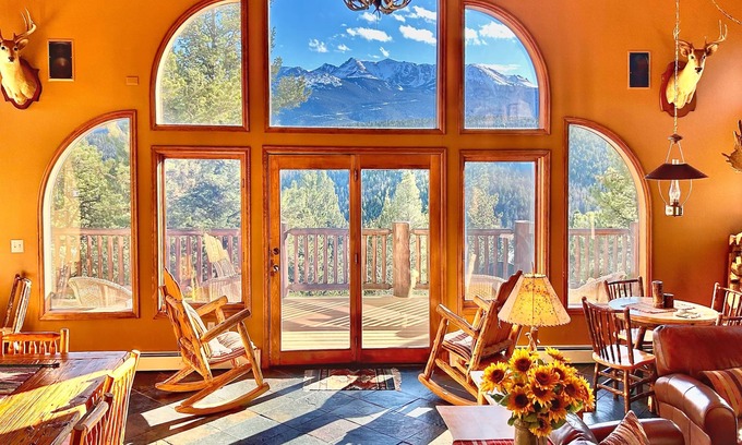Woodland Park House | Pike View Lodge - 7 mi to Pikes Peak - 8 min. to Town, Hot Tub w/View!