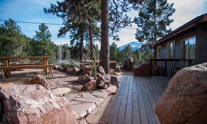 Woodland Park House | Pikes Peak views, lodge vibe, hot tub, your mountain inn.