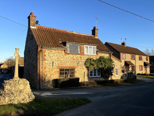 Stanhoe House | Pilgrims - Traditional flint cottage with open fire