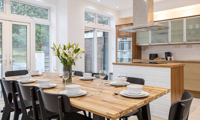Manchester House | Pillo Rooms - 4BR House near Heaton Park