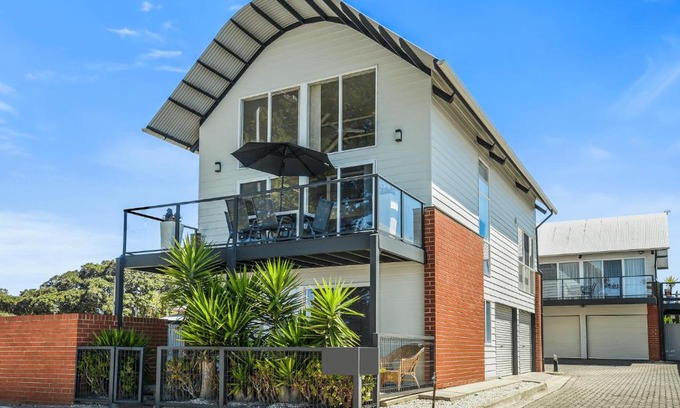 Victor Harbor House | Pine Beach Villa Fabulous Sea Views