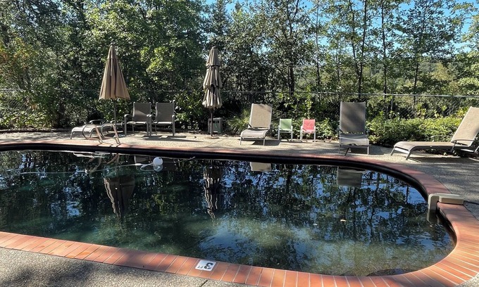 Midpines House | Pine Bluff House-Heated Pool, Peace and Privacy now with Solar Energy