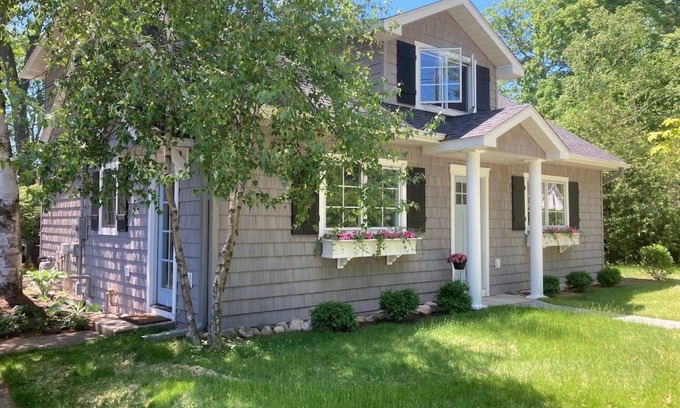 Harbor Springs Cottage | Pine Corner Cottage - recently renovated in heart of Harbor Springs