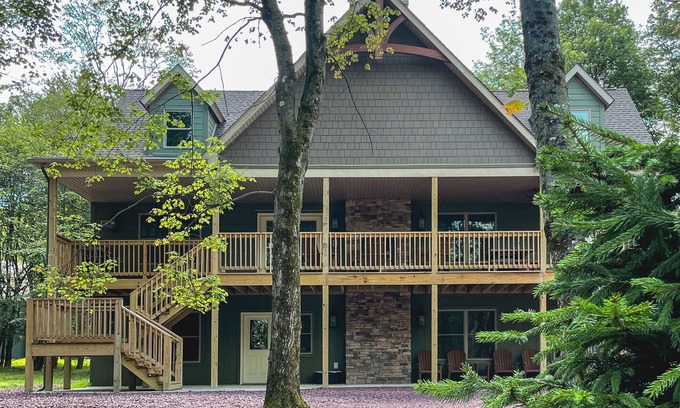 Lake Harmony Estates Ski Chalet | Pine Crest Lodge, Private 8BR Home with Large Yard, Dual Fireplace, & Hot Tub