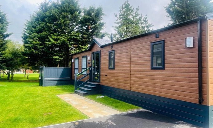 Allerthorpe House | Pine Lodge with Hot Tub