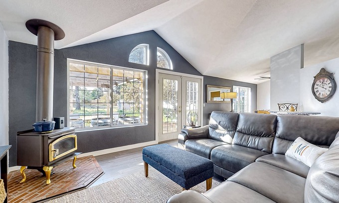 Deschutes River Woods House | Pine-Perfected Paradise: Your Family's Relaxing Escape at the Bird House