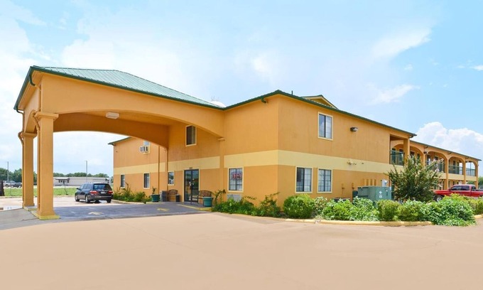 Smithville Hotel | Pine Point Inn & Suites