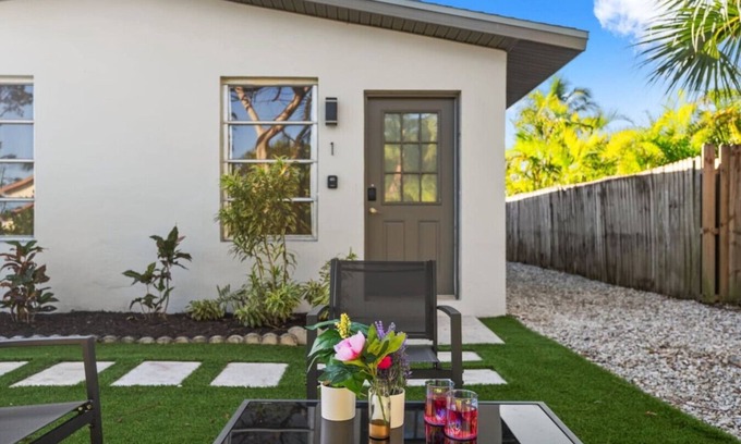 Naples Park Cottage | Pineapple Cottage unit 1