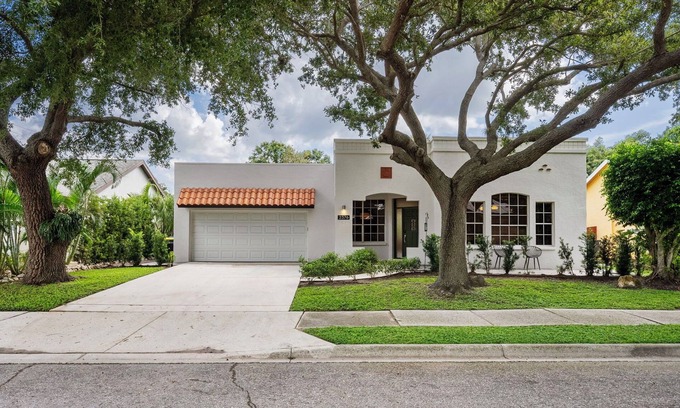 Arlington Park House | Pineapple House 15min to Siesta & Lido Key Beaches