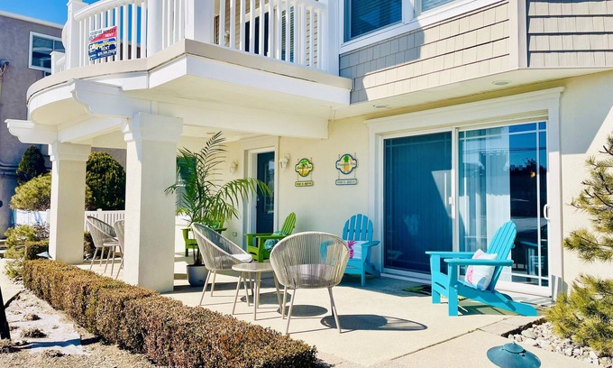 North End Condo | Pineapple Pad:ACROSS from beach + boardwalk + parking w/Full Linen Service!
