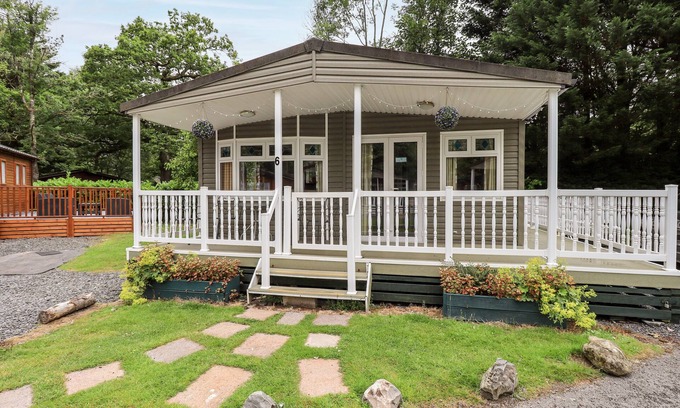 Troutbeck Bridge Cottage | PINEHAVEN LODGE, pet friendly, with a garden in Windermere