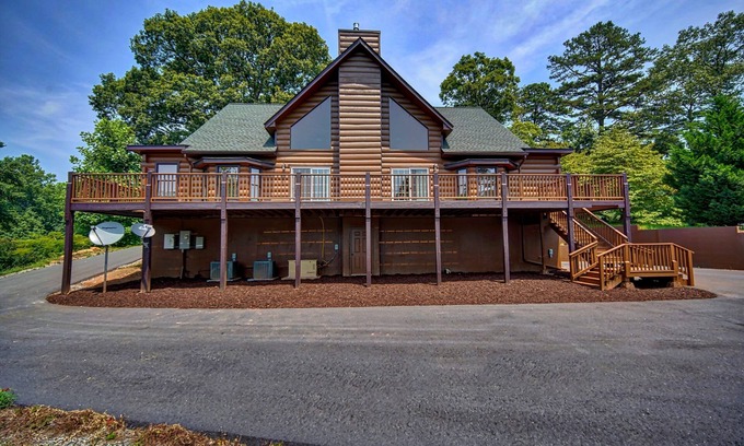 Hayesville Cabin | Pines Lodge - with a private pond & lake Views