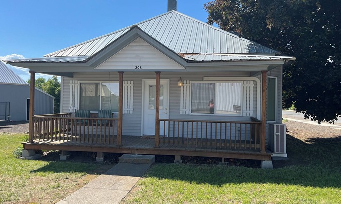 Baker County House | Pines River Retreat- Nice 2 bedroom house with AC in charming Richland
