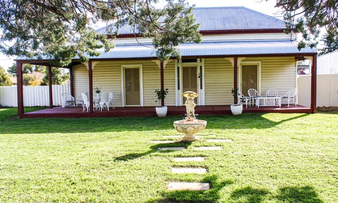 Narromine House | Pinetree Cottage Narromine