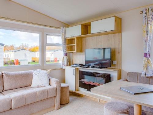 Wells-next-the-Sea Cabin | Pinewoods Park Compact sleeps 6 – dog friendly