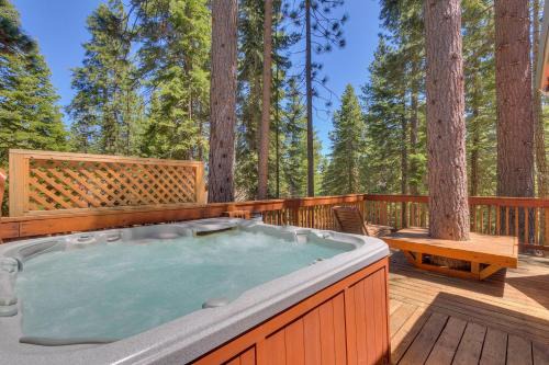 Ridgewood House | Piney wood - Quiet 2 BR Loft w Private Hot Tub