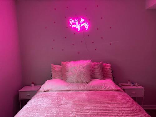 Church Street House | Pink Designed Queen Suite - Game Room - 7 Mins From Airport