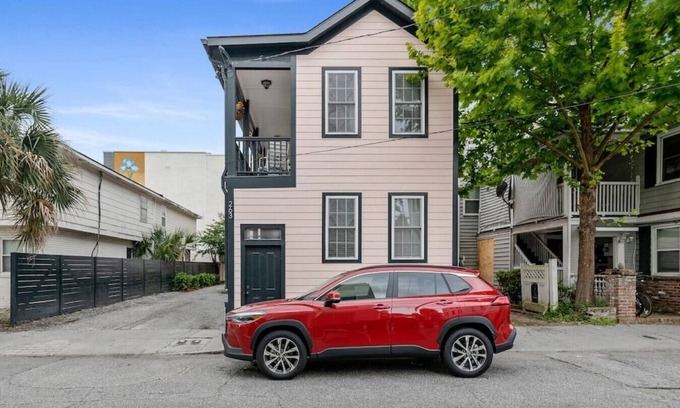 Westside Apartment | Pink House - Downtown Duplex - Sleeps 20
