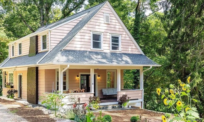 Kenilworth House | Pink House in Wooded Kenilworth - 4 Mins to DT Asheville & Walkable to Hospital