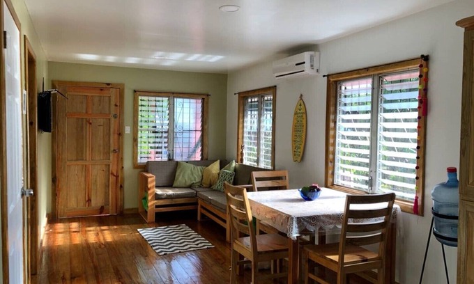Isla de Utila House | Pink Iguana house in a quiet & safe area close to center