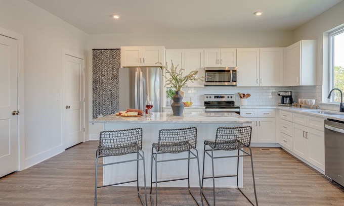 Whitebridge House | Pink Pearl - 2 homes - 7 mins to Broadway