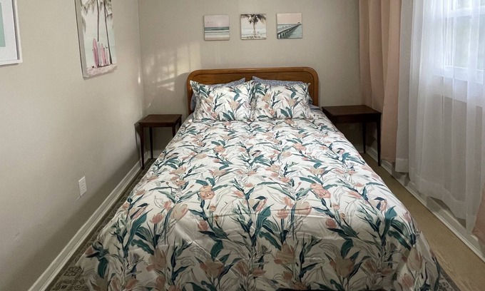 Hampton Cottage | Pink Sunset Cottage - 3 minutes from the Beach