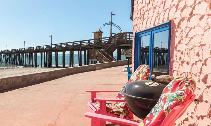 Capitola Apartment | Pink Venetian (Lower Unit)