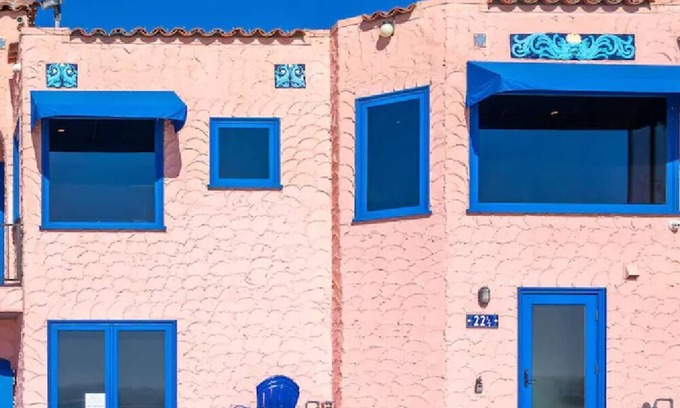 Capitola Apartment | Pink Venetian (Upper Unit)