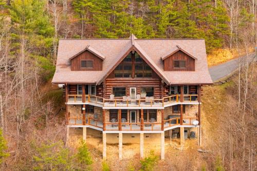 Pittman Center House | Pinnacle Chalet by AvantStay Luxury Cabin w Panoramic Views Fireplace Game Room