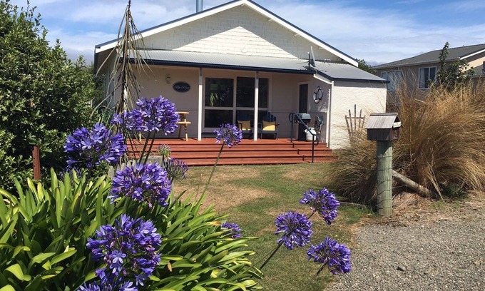 Riverton House | Pipi Point (Beach cottage, 50 metres from shore)