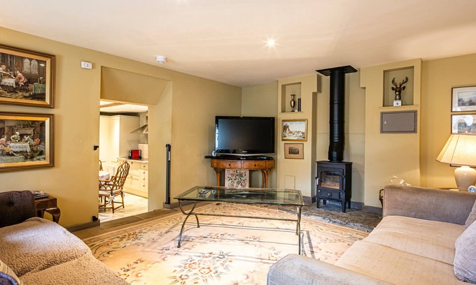Bakewell Cottage | PIPPINWELL, pet friendly, character holiday cottage in Bakewell
