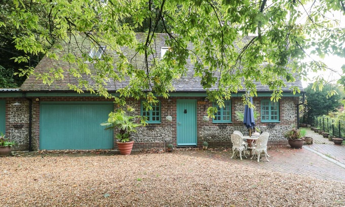 Milton Abbas Cottage | PIPS HIDEAWAY, pet friendly, with a garden in Milton Abbas