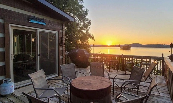 Jefferson City House | Pirate Cove