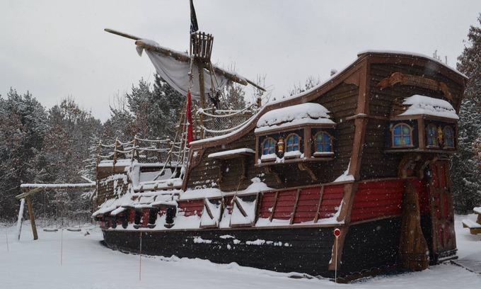Lyndon Station Boat Rental | Pirate Ship Adventure cabin! Near Dells! Sleeps 6- Arrgh Maties!