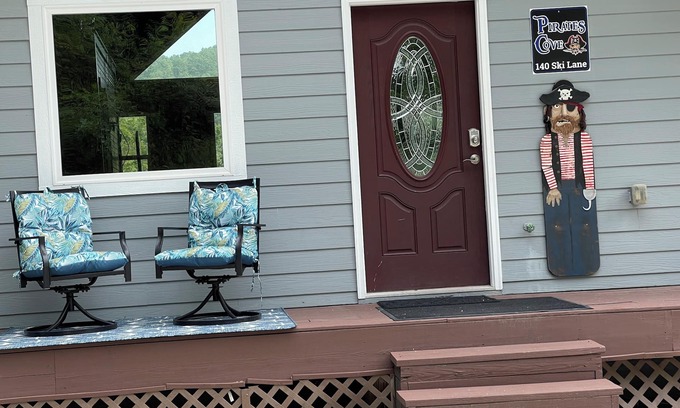 La Follette Cabin | Pirates Cove 9 Bed/9 Bath, large hot tub, private fire pit, double dock