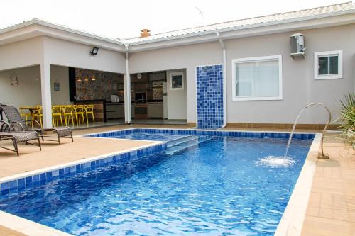 Sao Pedro da Aldeia House | Piscina Aquecida, 5 suítes com ar condicionado, 10km Cabo Frio