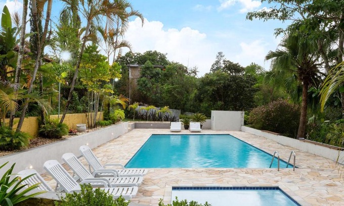 Guararema House | Piscina, jardim, área gourmet e vista arborizada