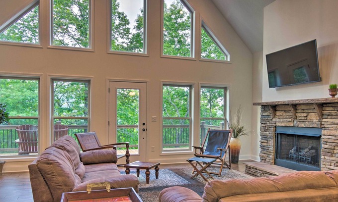 Horse Shoe House | Pisgah Escape w/ Deck ~ 10 Miles to Hiking!