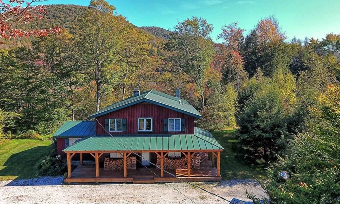 Pittsfield House | Pittsfield Chalet Beautiful home in charming Pittsfield Vermont only a few miles from Killington.