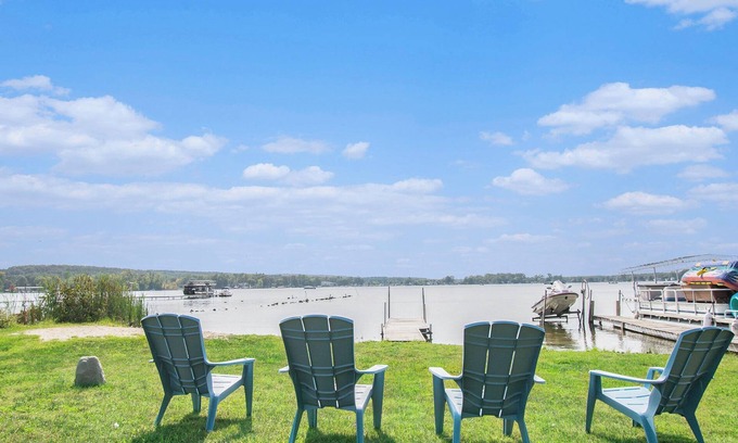 Pinckney House | PLĀ House - Lakefront Fun For The Whole Family!