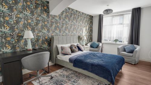 Barking House | Place to stay in Longbridge