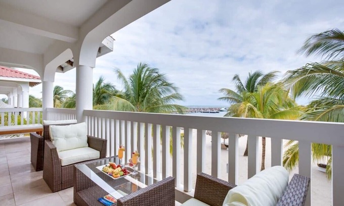 Plantation Villa | Placencia - Master Suite in a exceptional Resort with beach view