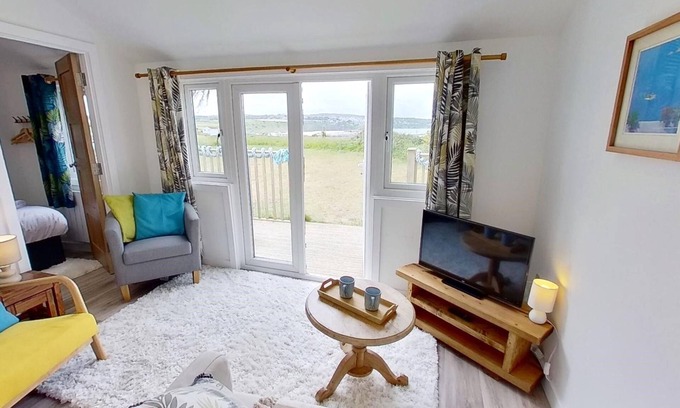 Hayle Apartment | Placerville offers stunning views across the bay and has been recently renovated.