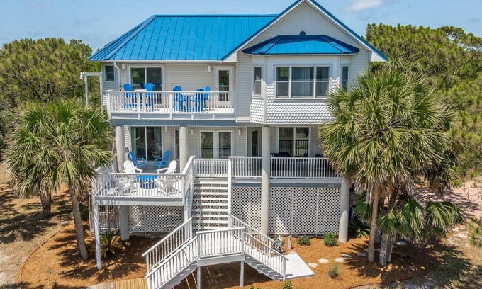 Plantation House | PLANTATION HOME - Gulf views, Big Private Pool, Quick Walk to Beach