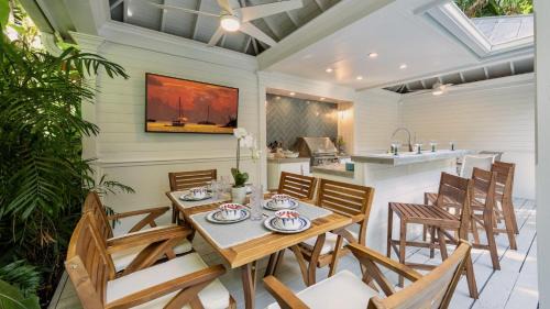 White St. Gallery House | Plantation Tropicale by Last Key Realty