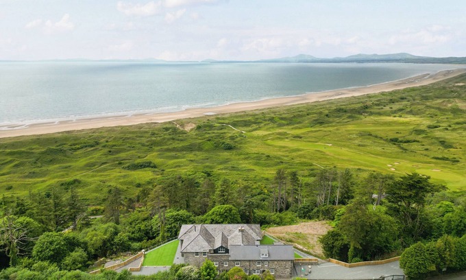 Harlech Cottage | PLAS AMHERST, pet friendly, luxury holiday cottage in Harlech