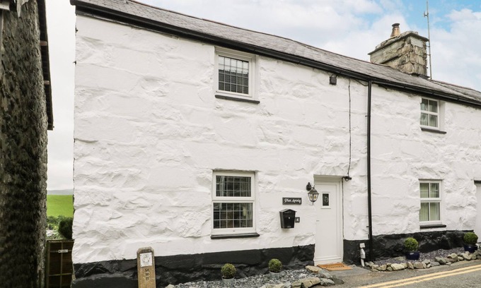 Trawsfynydd Cottage | PLAS ARENIG, with open fire in Trawsfynydd
