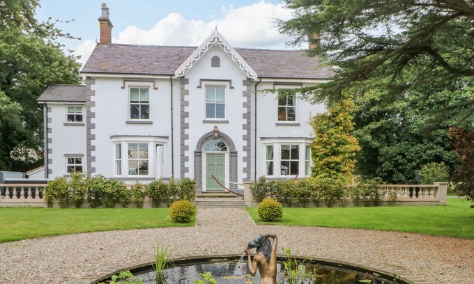 Caerwys Cottage | PLAS CERRIG HALL, CROSSWAYS ROAD, pet friendly in Caerwys