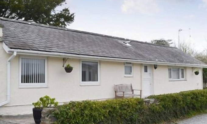Llanfaelog Cottage | PLAS COTTAGE, pet friendly, with a garden in Llanfaelog