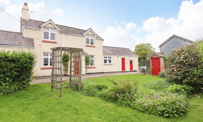 Graigfechan Cottage | PLAS CWTTA, pet friendly, with hot tub in Ruthin